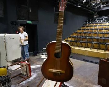 Подвал, который стал маяком: история театра и его путь от крошечной сцены к большому будущему.