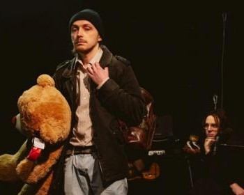 Отложенный поезд как метафора жизни: почему мы все иногда оказываемся в «Петушках» Саввы Савельева.